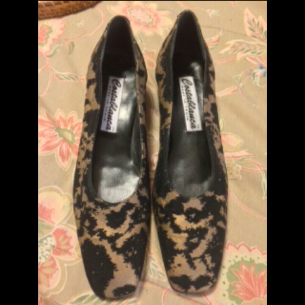 Like new sz 6 Costablanca heeled pumps